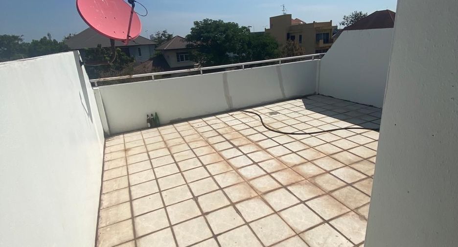 Casa adosada en venta de 4 habitaciones en Phra Khanong, Bangkok