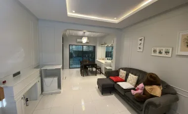 Casa adosada en venta y en alquiler de 3 habitaciones en Saphan Sung, Bangkok