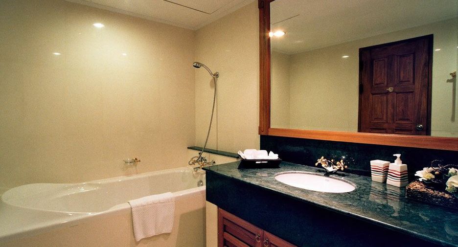 For rent 4 bedrooms apartment in Watthana, Bangkok