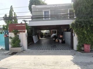 Casa en venta de 6 habitaciones en Phra Khanong, Bangkok