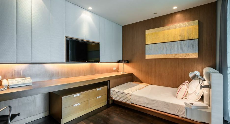 For rent 3 bedrooms apartment in Watthana, Bangkok
