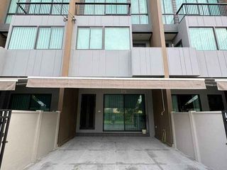 For rent 2 bedrooms townhouse in Saphan Sung, Bangkok