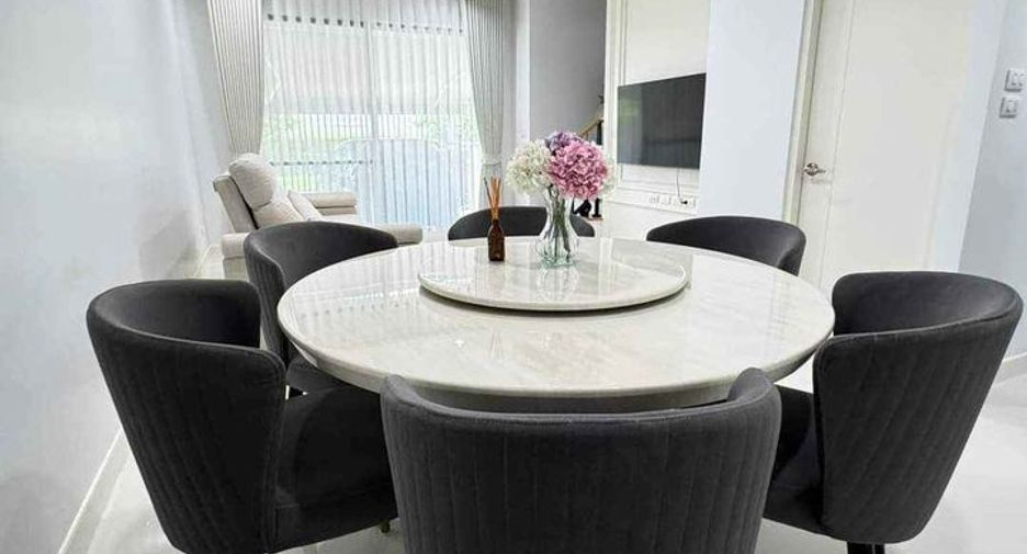 For rent 2 ベッドルーム townhouse in Saphan Sung, Bangkok