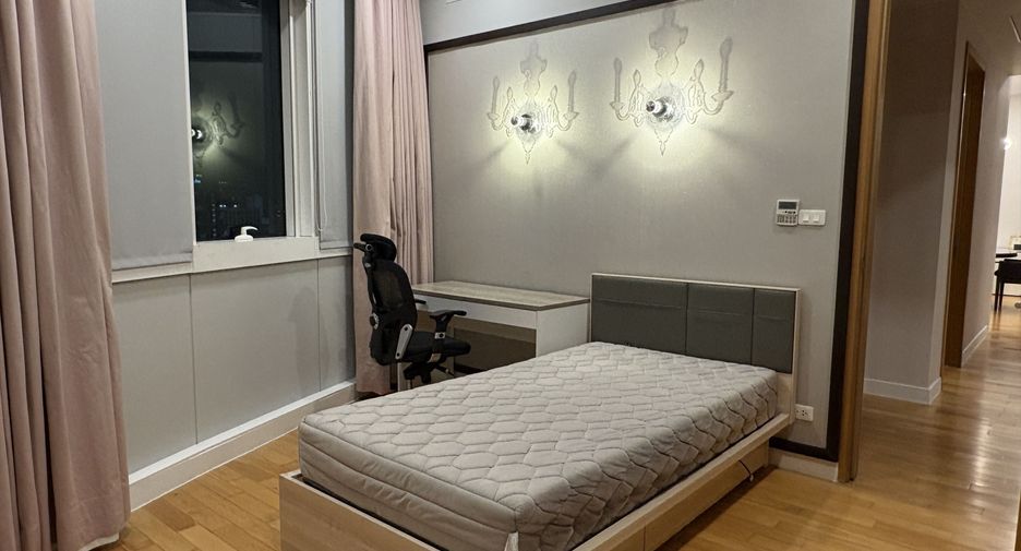 For rent 3 bedrooms condo in Khlong Toei, Bangkok