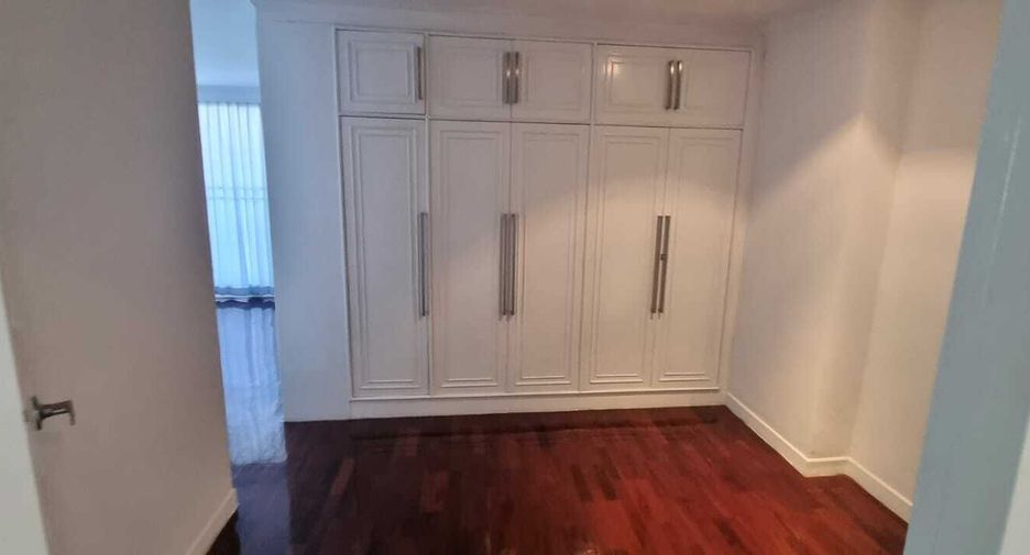 For rent 4 bedrooms condo in Khlong Toei, Bangkok