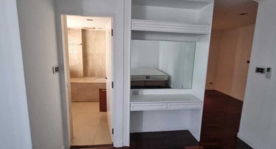 For rent 4 bedrooms condo in Khlong Toei, Bangkok