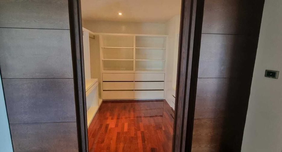 For rent 4 bedrooms condo in Khlong Toei, Bangkok