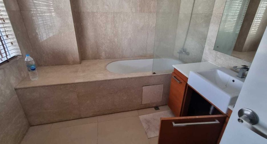 For rent 4 bedrooms condo in Khlong Toei, Bangkok