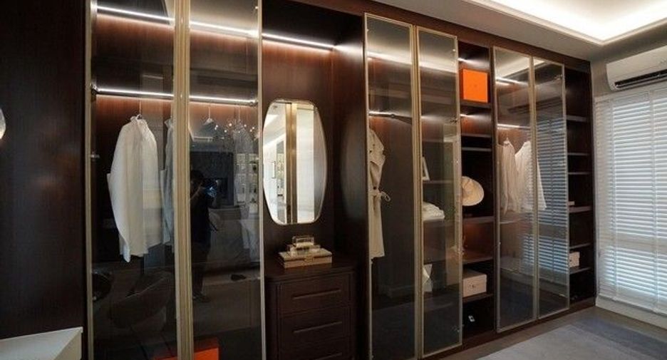 For sale 4 bedrooms house in Watthana, Bangkok