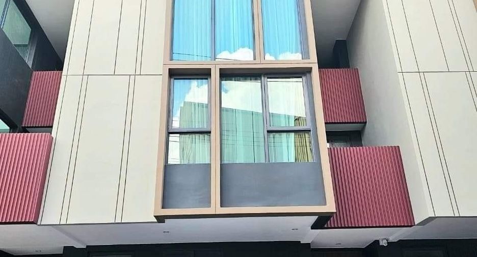 For rent 2 bedrooms townhouse in Suan Luang, Bangkok