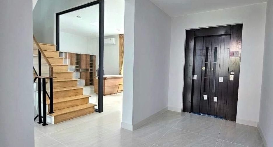 For rent 2 bedrooms townhouse in Suan Luang, Bangkok