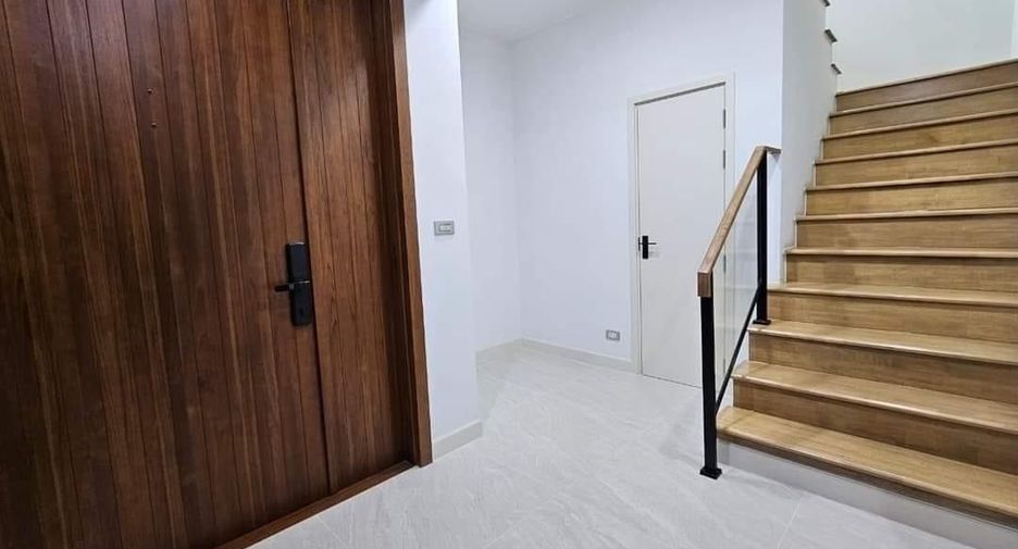 For rent 2 bedrooms townhouse in Suan Luang, Bangkok