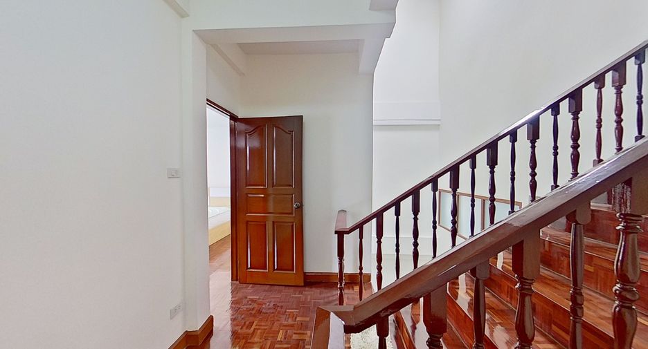 Casa adosada en venta de 4 habitaciones en Watthana, Bangkok