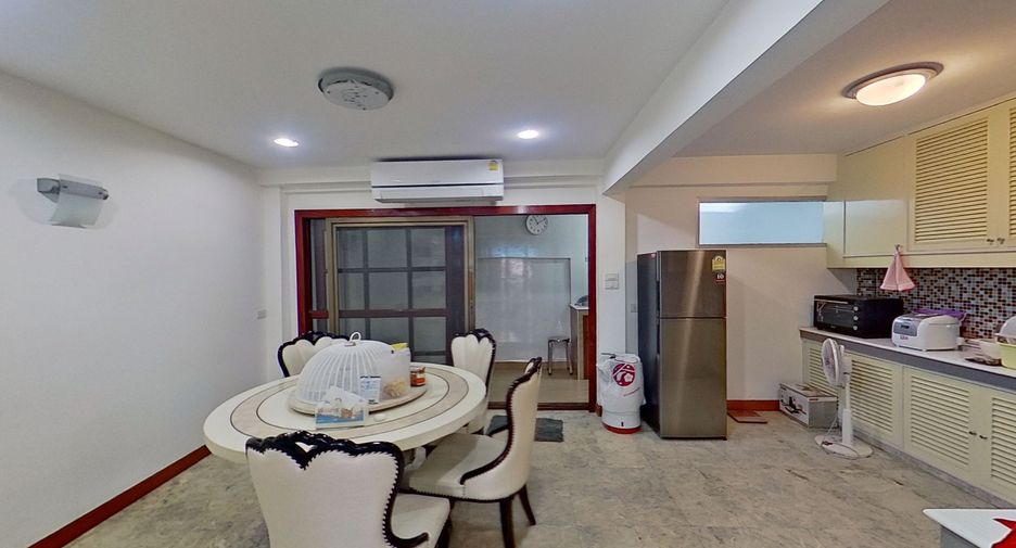 Casa adosada en venta de 4 habitaciones en Watthana, Bangkok
