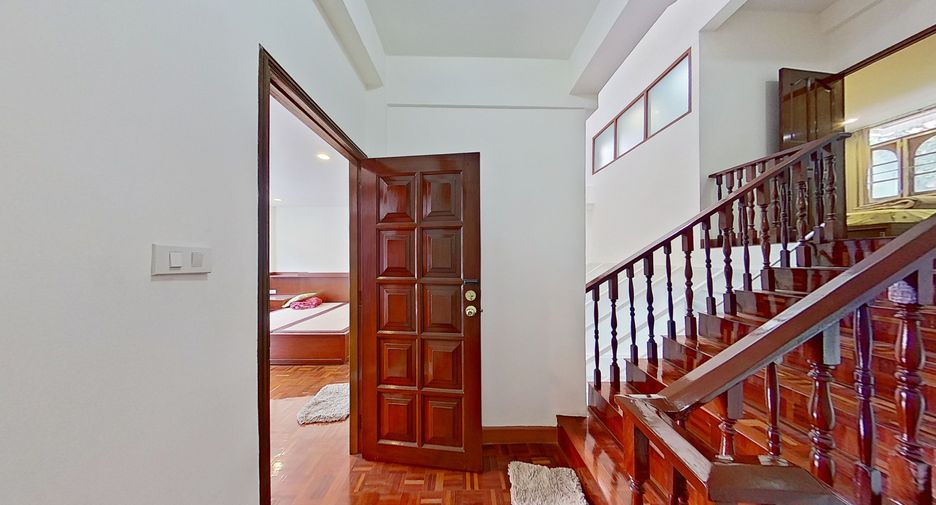 Casa adosada en venta de 4 habitaciones en Watthana, Bangkok