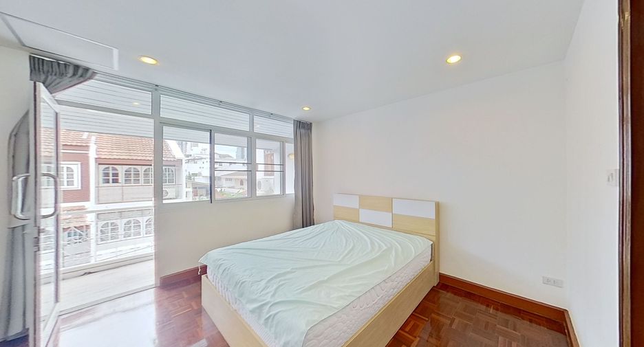 Casa adosada en venta de 4 habitaciones en Watthana, Bangkok