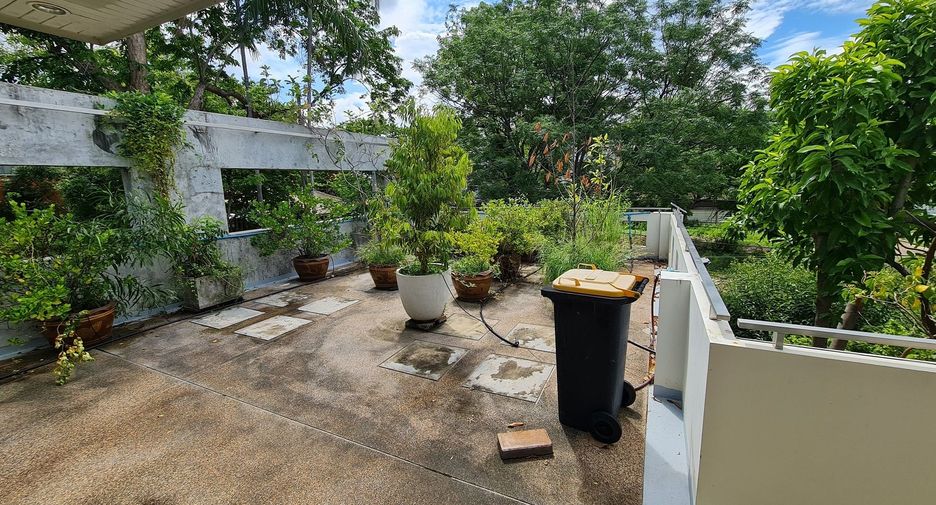 For sale 4 bedrooms house in Don Mueang, Bangkok