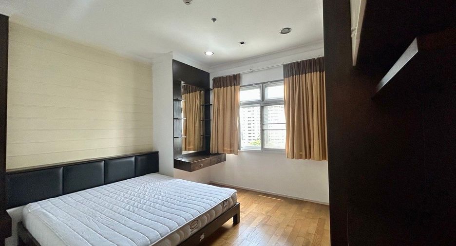 For rent 3 bedrooms condo in Khlong Toei, Bangkok