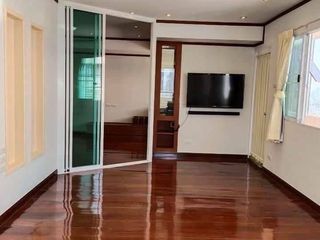 À vendre 3 chambres condo à Huai Khwang, Bangkok