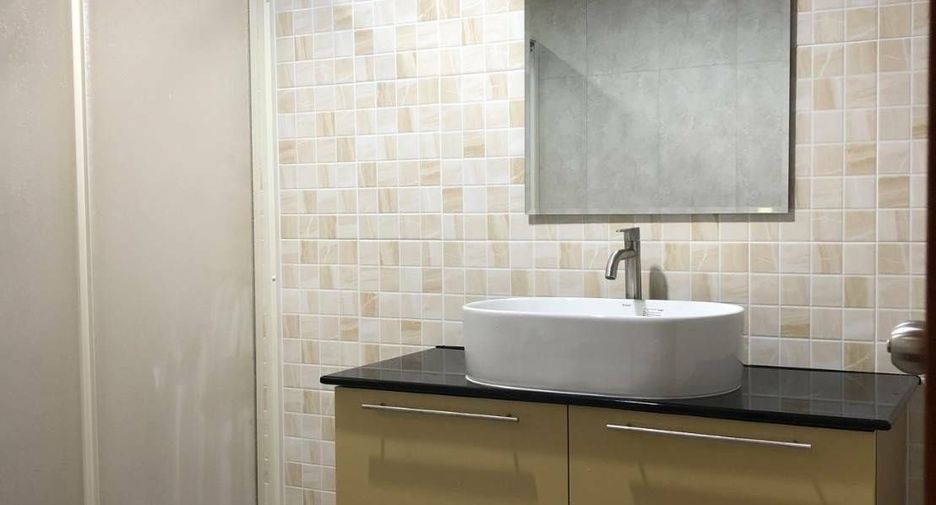 For sale 3 bedrooms condo in Huai Khwang, Bangkok