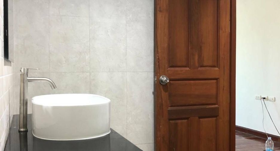 For sale 3 bedrooms condo in Huai Khwang, Bangkok