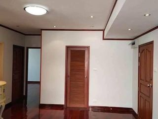 À vendre 3 chambres condo à Huai Khwang, Bangkok