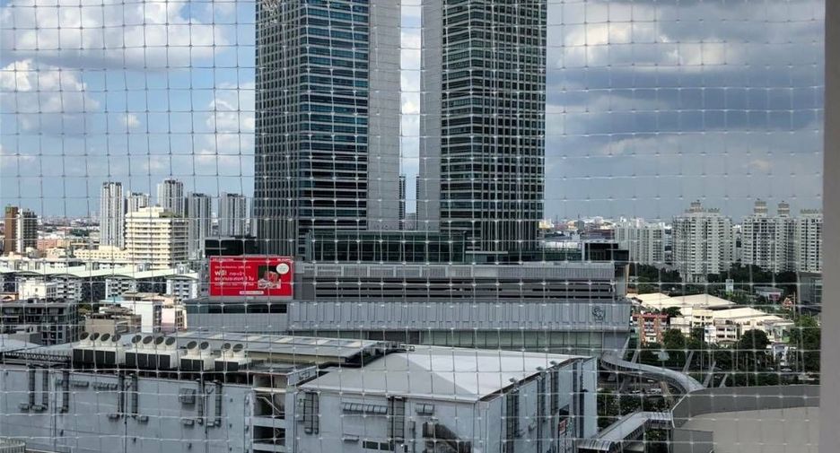 For sale 3 bedrooms condo in Huai Khwang, Bangkok