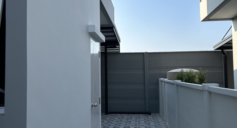 Casa en venta y en alquiler de 4 habitaciones en Thung Khru, Bangkok