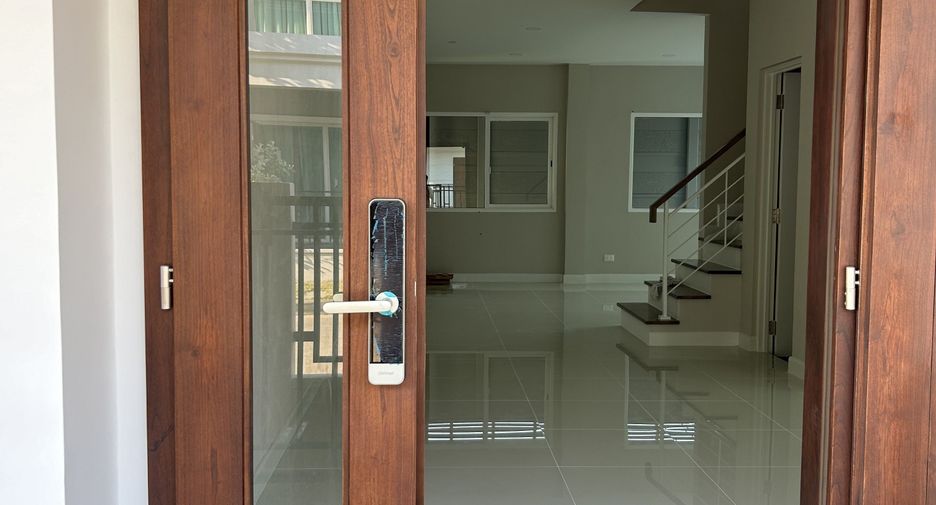 Casa en venta y en alquiler de 4 habitaciones en Thung Khru, Bangkok