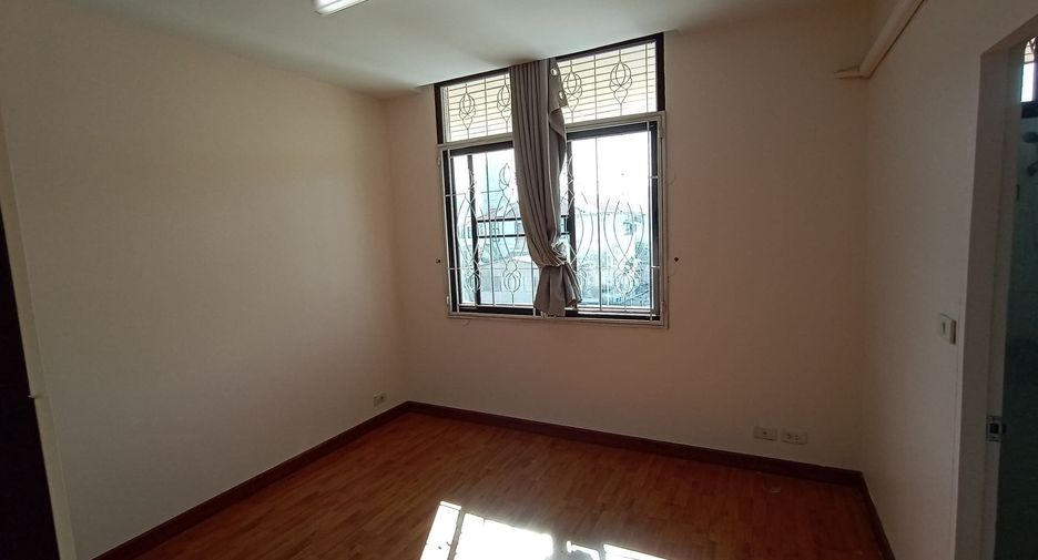 For sale and for rent 3 bedrooms townhouse in Yan Nawa, Bangkok