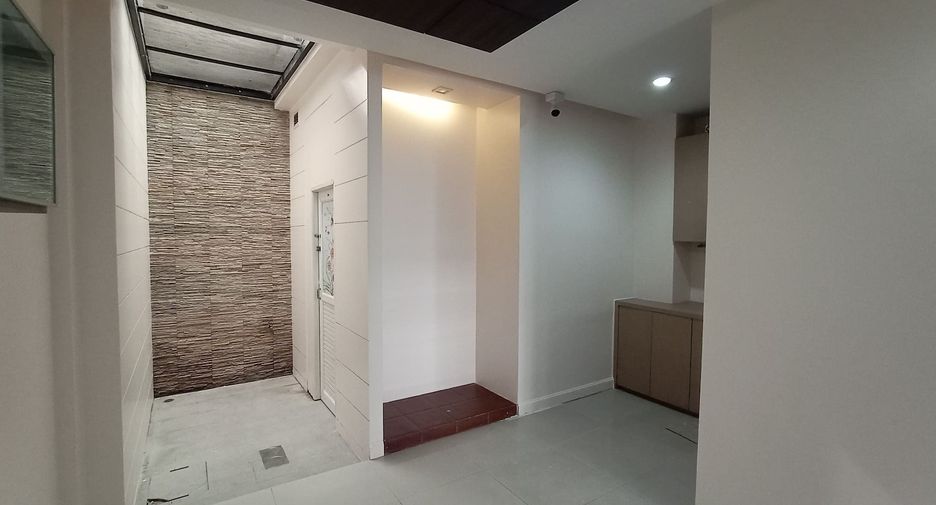 For sale and for rent 3 bedrooms townhouse in Yan Nawa, Bangkok