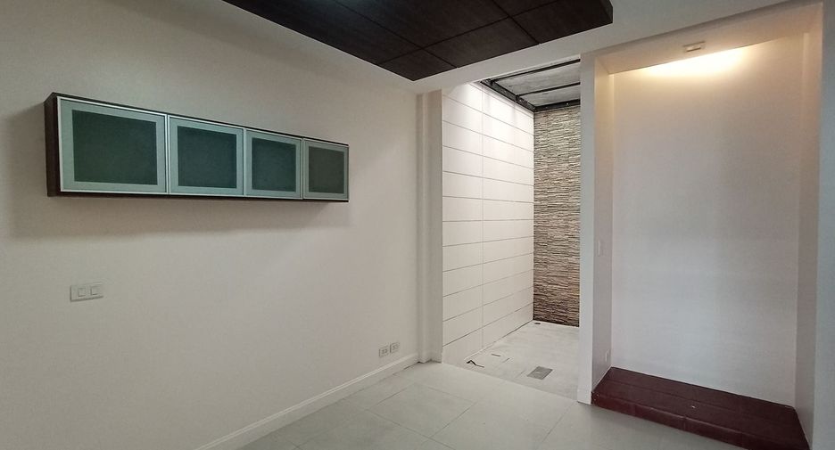 For sale and for rent 3 bedrooms townhouse in Yan Nawa, Bangkok