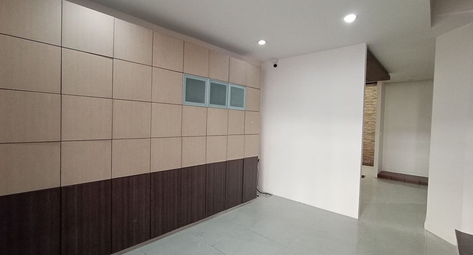 For sale and for rent 3 bedrooms townhouse in Yan Nawa, Bangkok