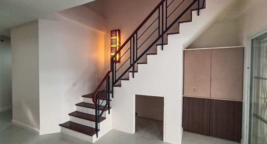 For sale and for rent 3 bedrooms townhouse in Yan Nawa, Bangkok