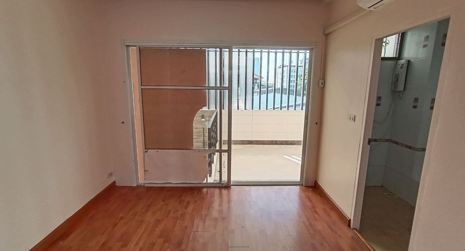 For sale and for rent 3 bedrooms townhouse in Yan Nawa, Bangkok