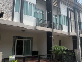 For rent 4 bedrooms townhouse in Saphan Sung, Bangkok