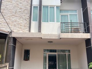 For rent 4 bedrooms townhouse in Saphan Sung, Bangkok