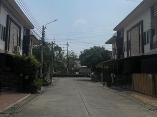 For rent 4 bedrooms townhouse in Saphan Sung, Bangkok