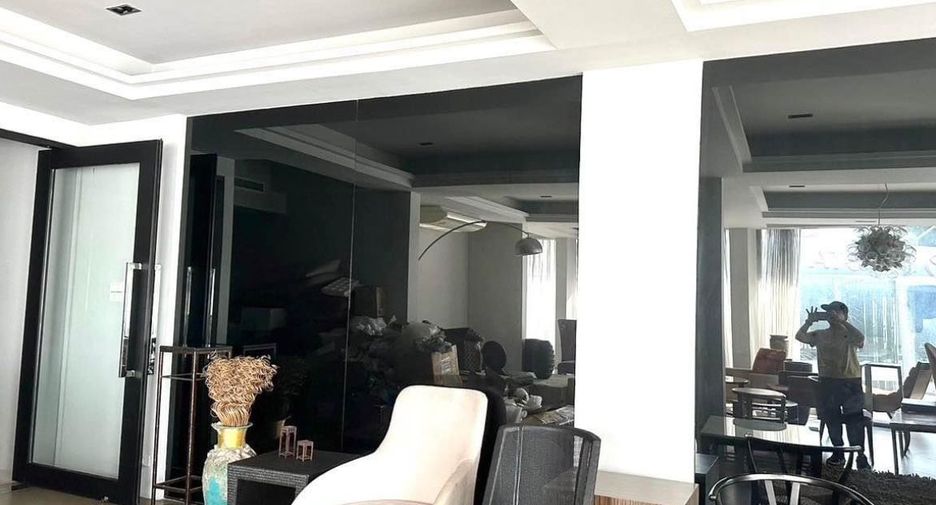 For rent 1 bed retail Space in Watthana, Bangkok