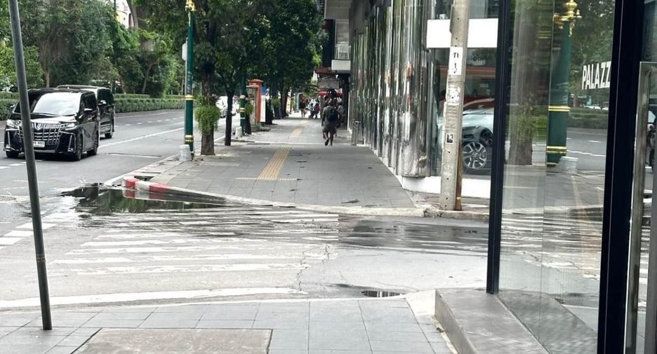 For rent 1 bed retail Space in Watthana, Bangkok