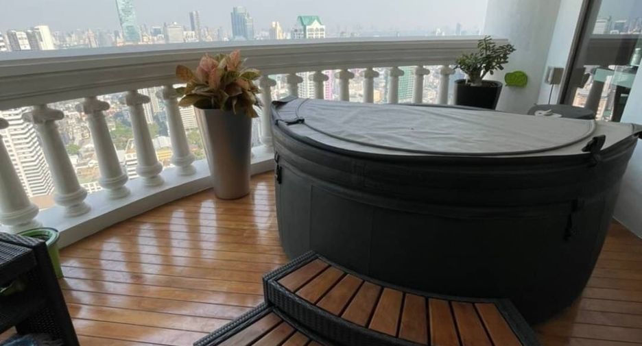 For rent 2 bedrooms condo in Bang Rak, Bangkok