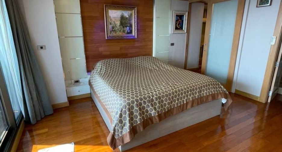 For rent 2 bedrooms condo in Bang Rak, Bangkok