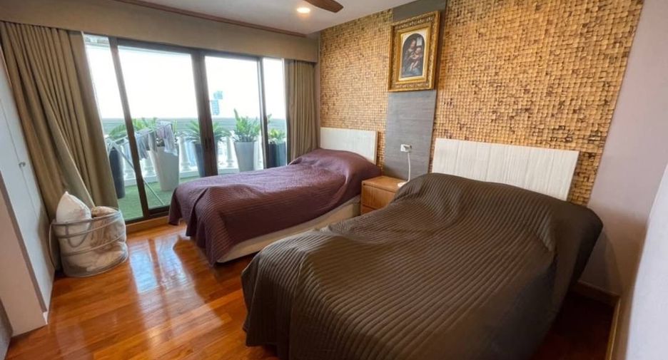 For rent 2 bedrooms condo in Bang Rak, Bangkok
