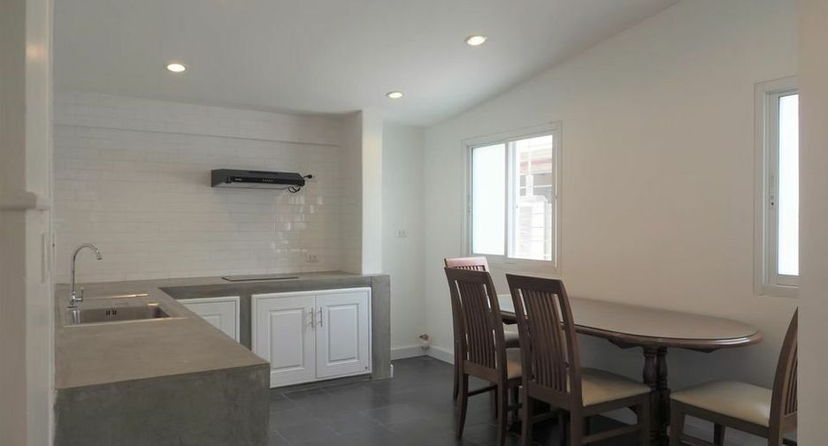 For rent 2 bedrooms house in Phaya Thai, Bangkok