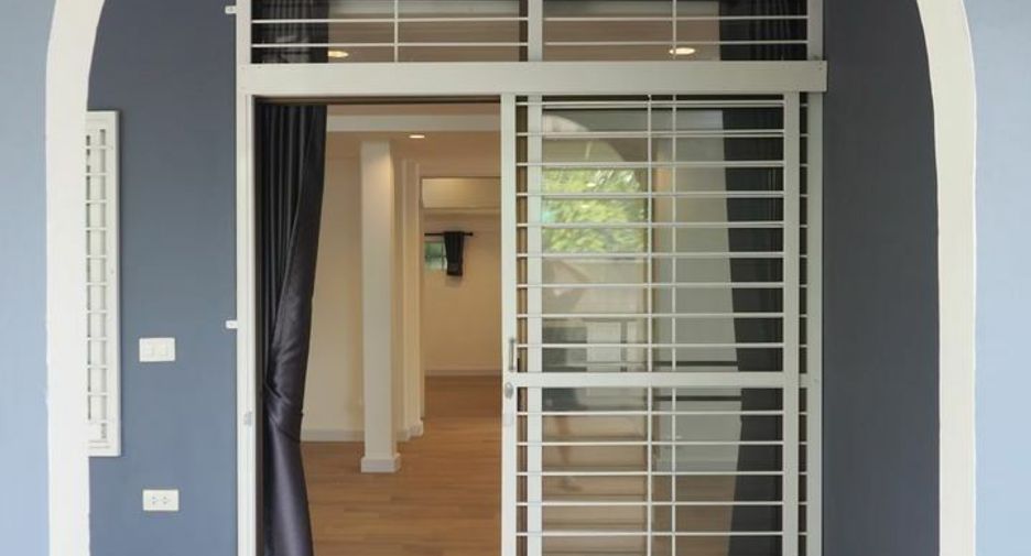 For rent 2 bedrooms house in Phaya Thai, Bangkok