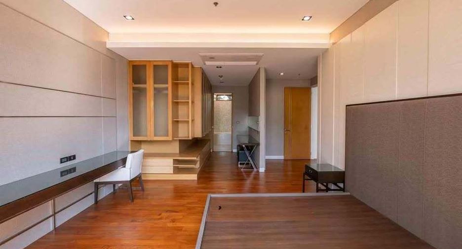 For rent 3 bedrooms condo in Khlong Toei, Bangkok