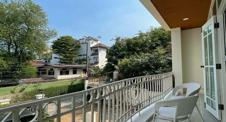 For rent 5 bedrooms house in Watthana, Bangkok