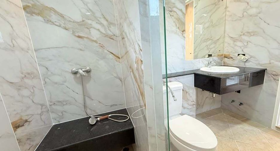 For rent 5 bedrooms house in Watthana, Bangkok