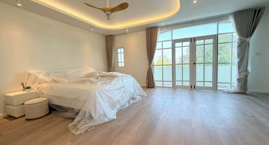 For rent 5 bedrooms house in Watthana, Bangkok