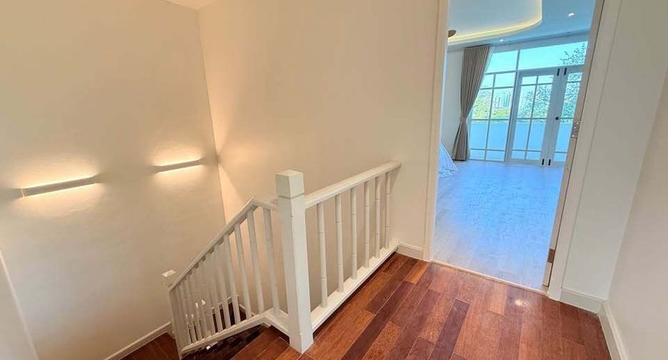 For rent 5 bedrooms house in Watthana, Bangkok